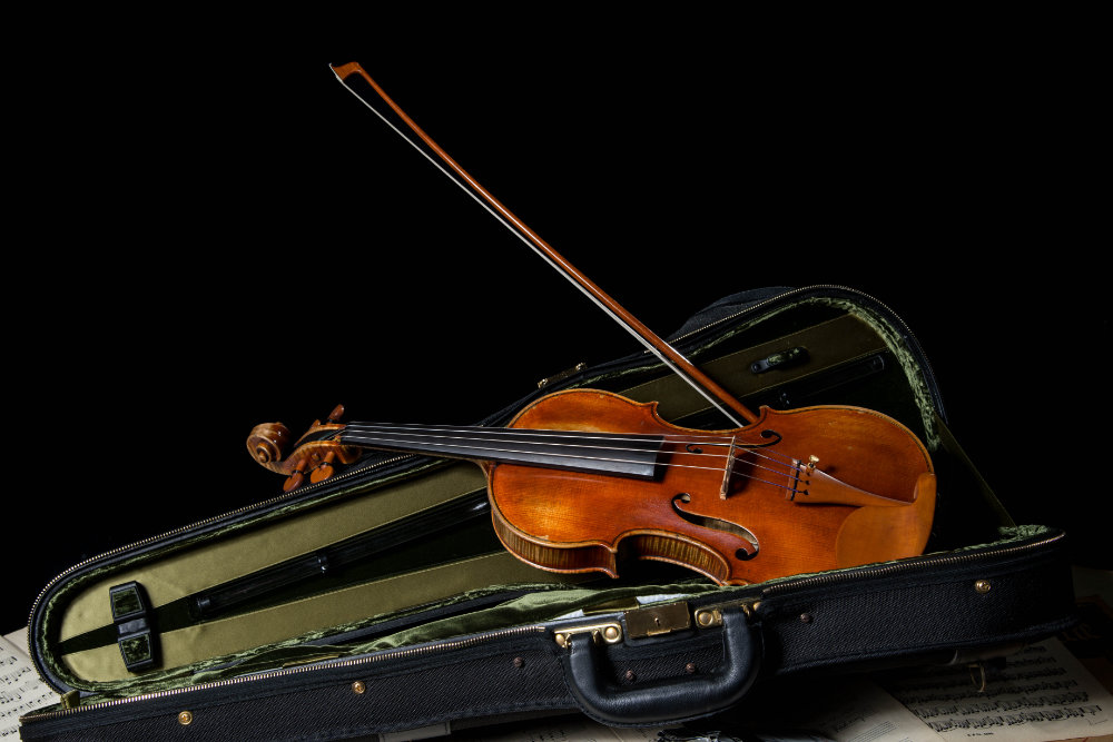 Geigenkoffer mit Geige und Bogen
