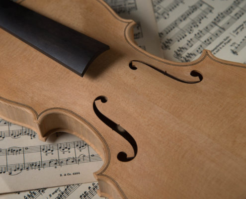 Nahaufnahme einer nahezu fertigen Geige